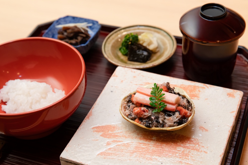 ごはんのおともは、雌のズワイガニを使った郷土料理「せいげ」