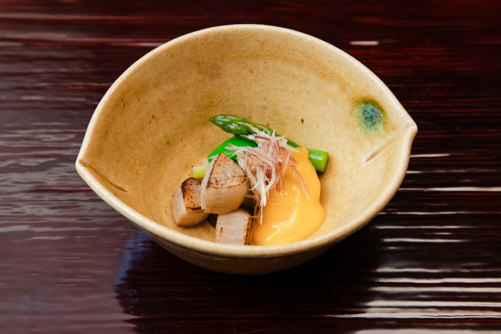 たいらぎ貝と黄身酢を和えたおつくり