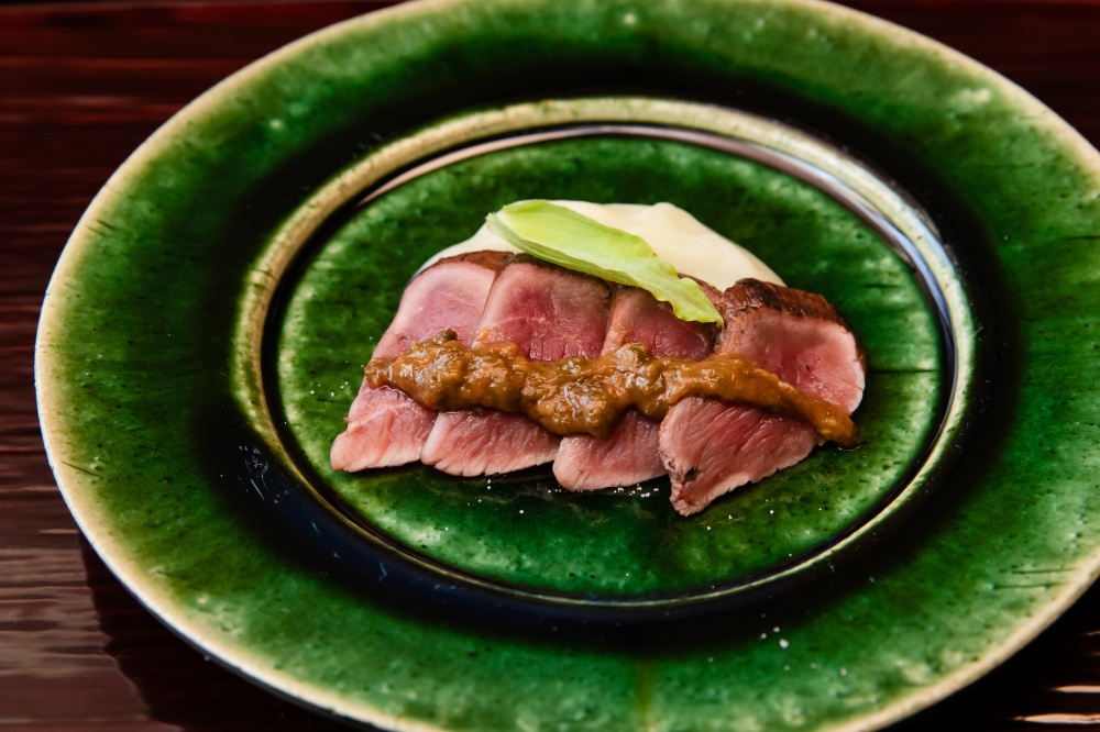 鹿肉の藁焼きはふき味噌がアクセント