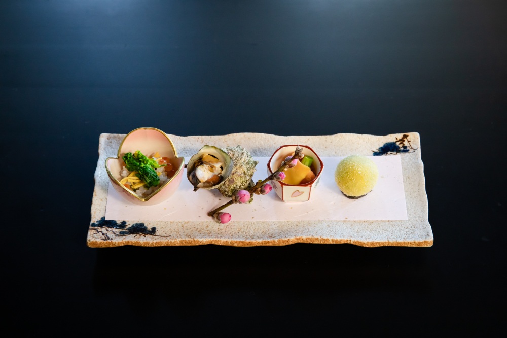 海の幸、山の幸を盛り込んだ八寸