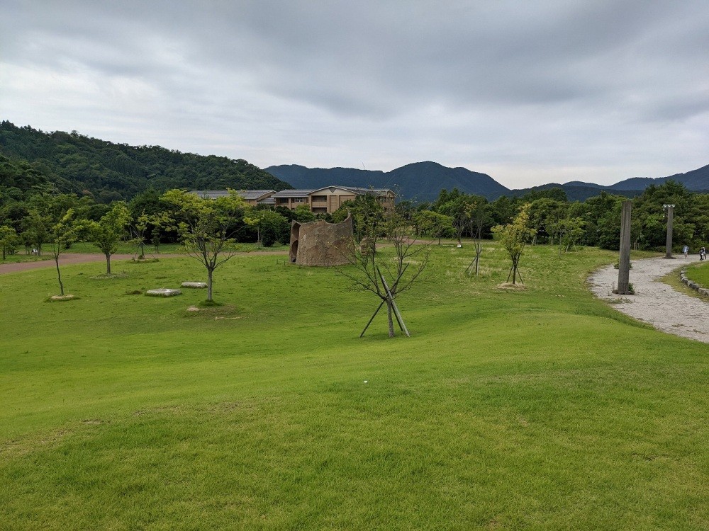 芝生エリアは広くてのんびりするのにピッタリ！