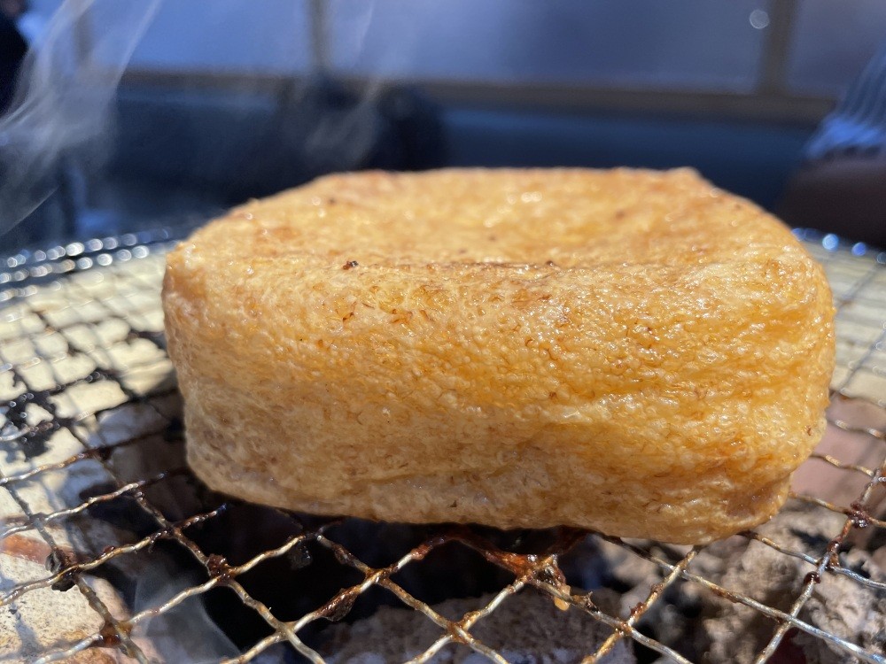 厚揚げは贅沢にそのまま炭火焼き