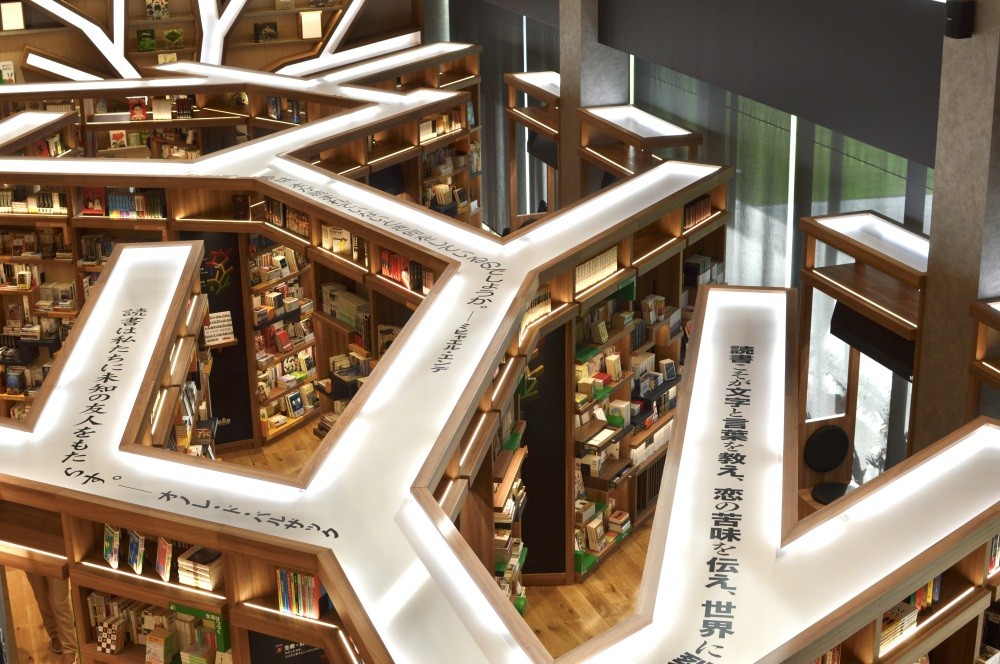 世界樹をイメージして設計された本棚は迷路のよう