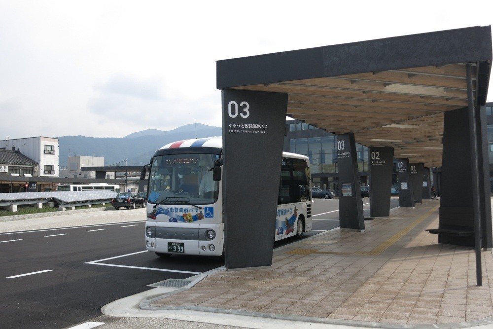 主要な観光施設をめぐるバスがあります