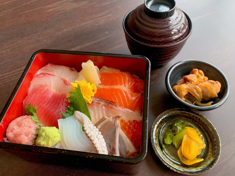 朝食は海鮮丼・洋食・和定食から選べる！