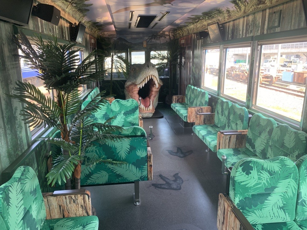 列車内装ジャングルゾーン