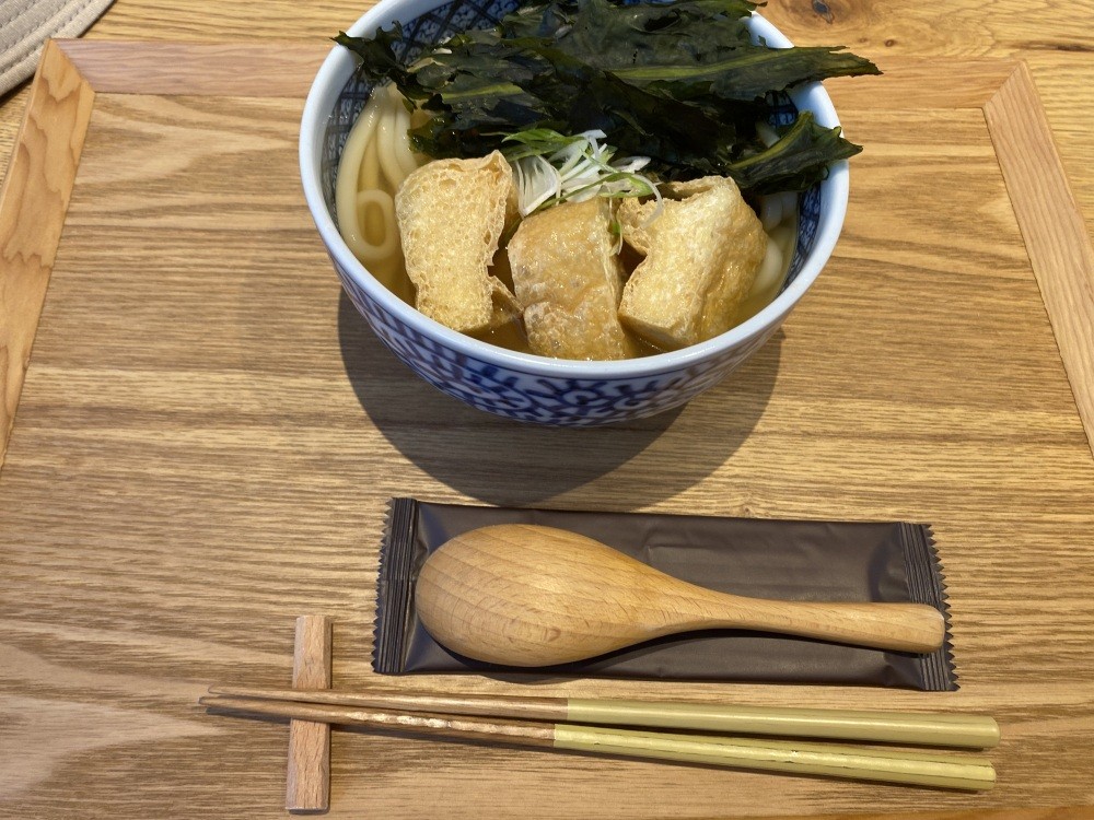 「おくどさん」で若狭の厚揚げわかめうどん