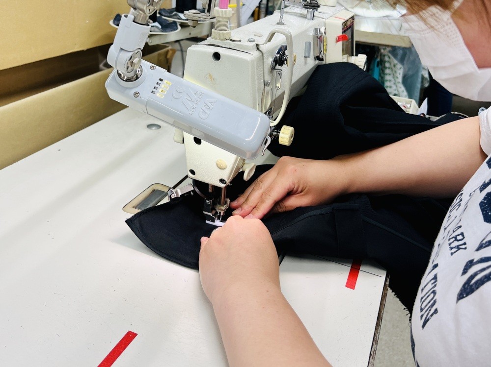 ミシン作業の様子