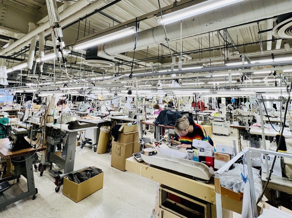 たくさんの方が仕上げアイロンをし、出荷前に検品しています