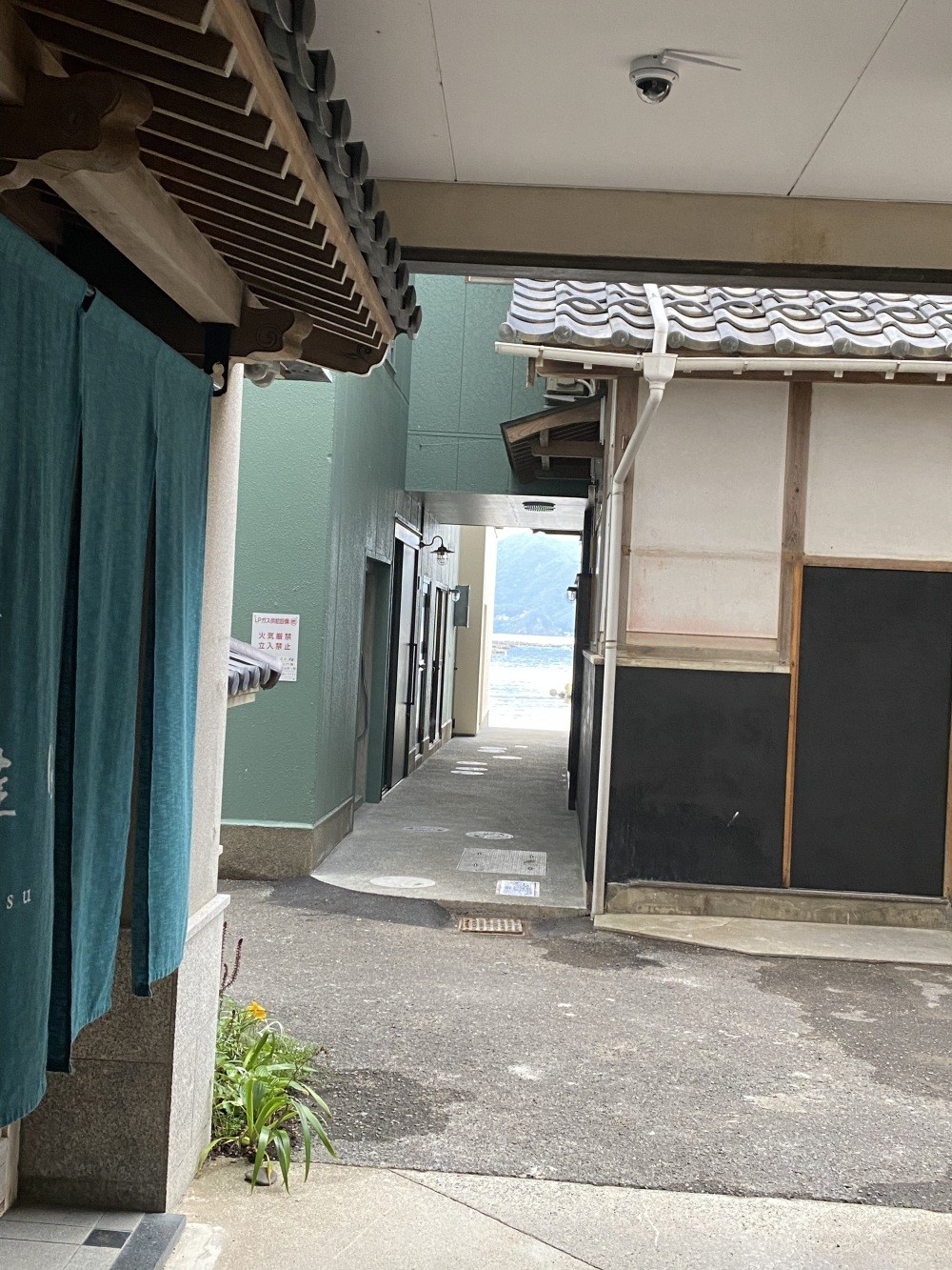 シャワー室は通路に面した左手の建物にあります。