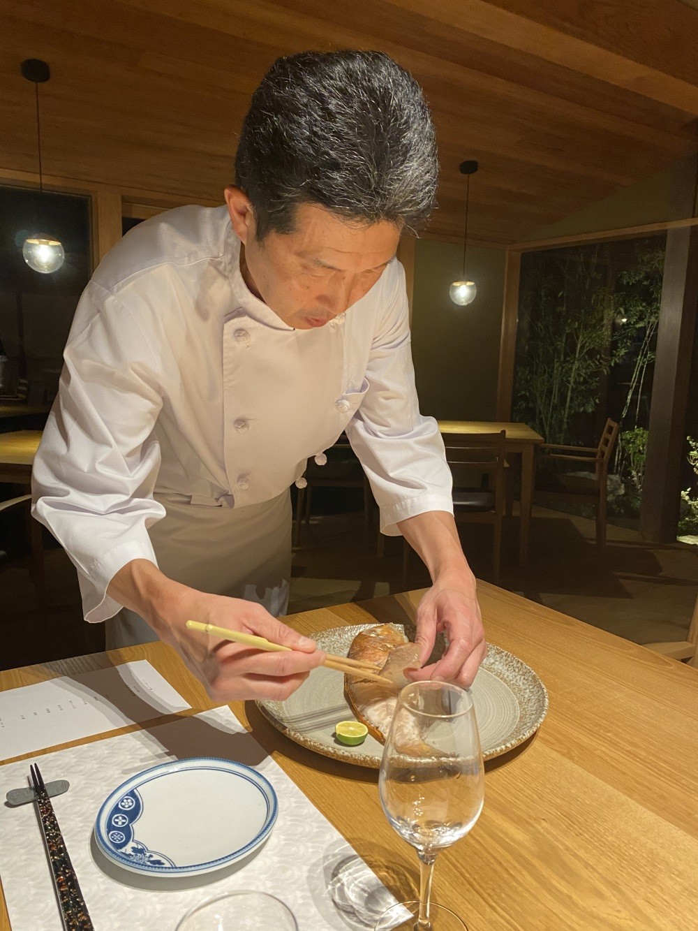 若狭グジをサーブしてくださる中村一寛料理長