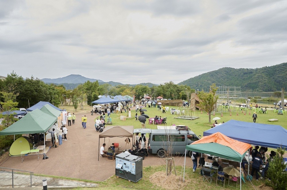 普段は芝生の公園がイベント会場に