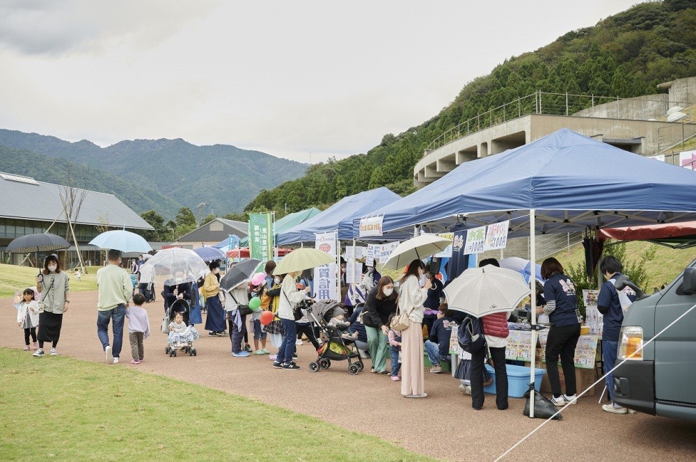 地元飲食店の出店。イベントオリジナルメニューやこのお祭りでしか食べられない出展者も