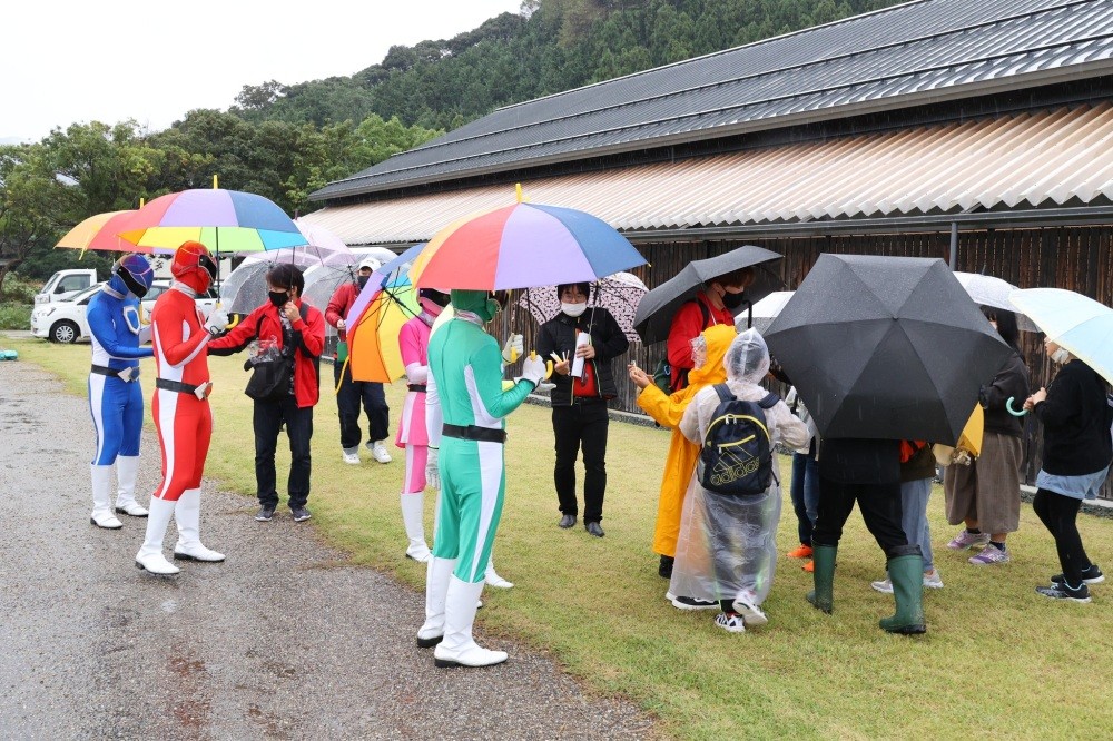 握手や撮影に引っ張りだこの五湖レンジャー