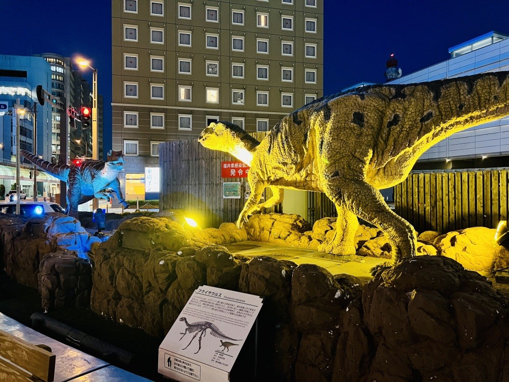 ウクライナカラーにライトアップされた恐竜モニュメント