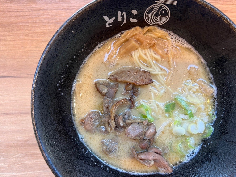 炭火で焙られた香ばしい鶏の脂の香りが食欲を掻き立てます