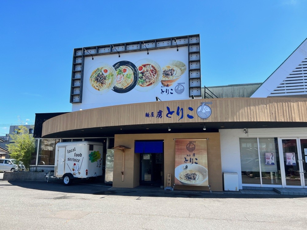 道路から少し入るので、空港道路沿いにある看板を見逃さないように！