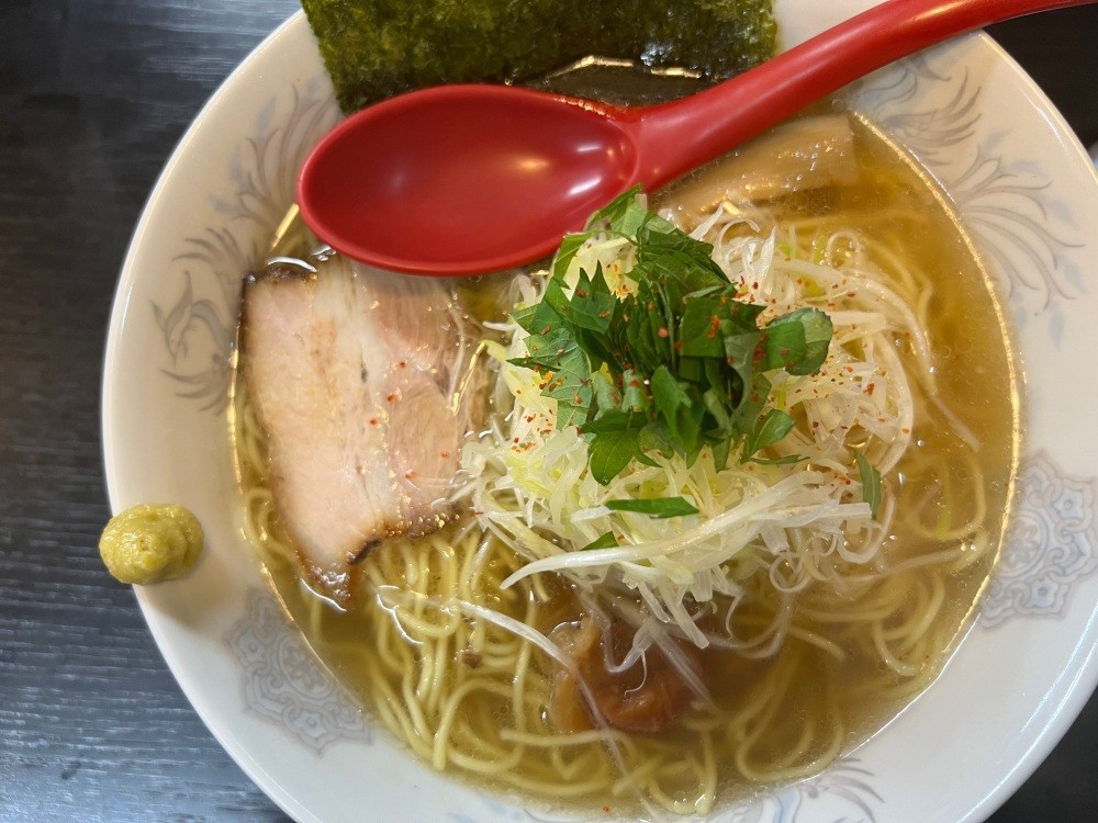 透き通ったスープに細麺