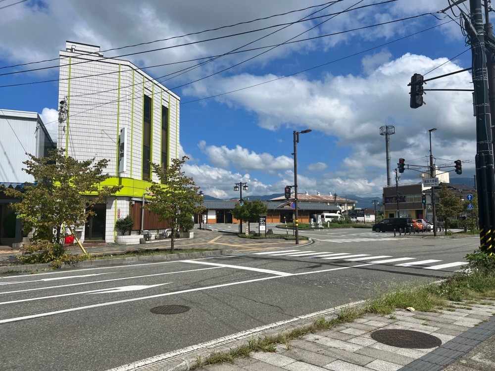 目の前に越前大野駅が！　駅を出たらすぐなのでわかりやすい立地です