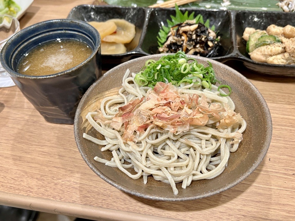 店内打ちたての越前そばで〆をどうぞ