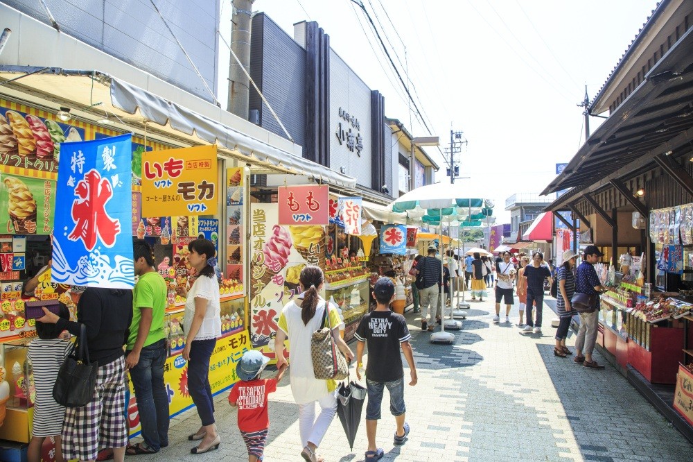 食べ歩きやお土産を買える商店街