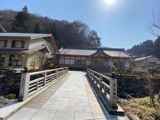 永平寺川のせせらぎに包まれて