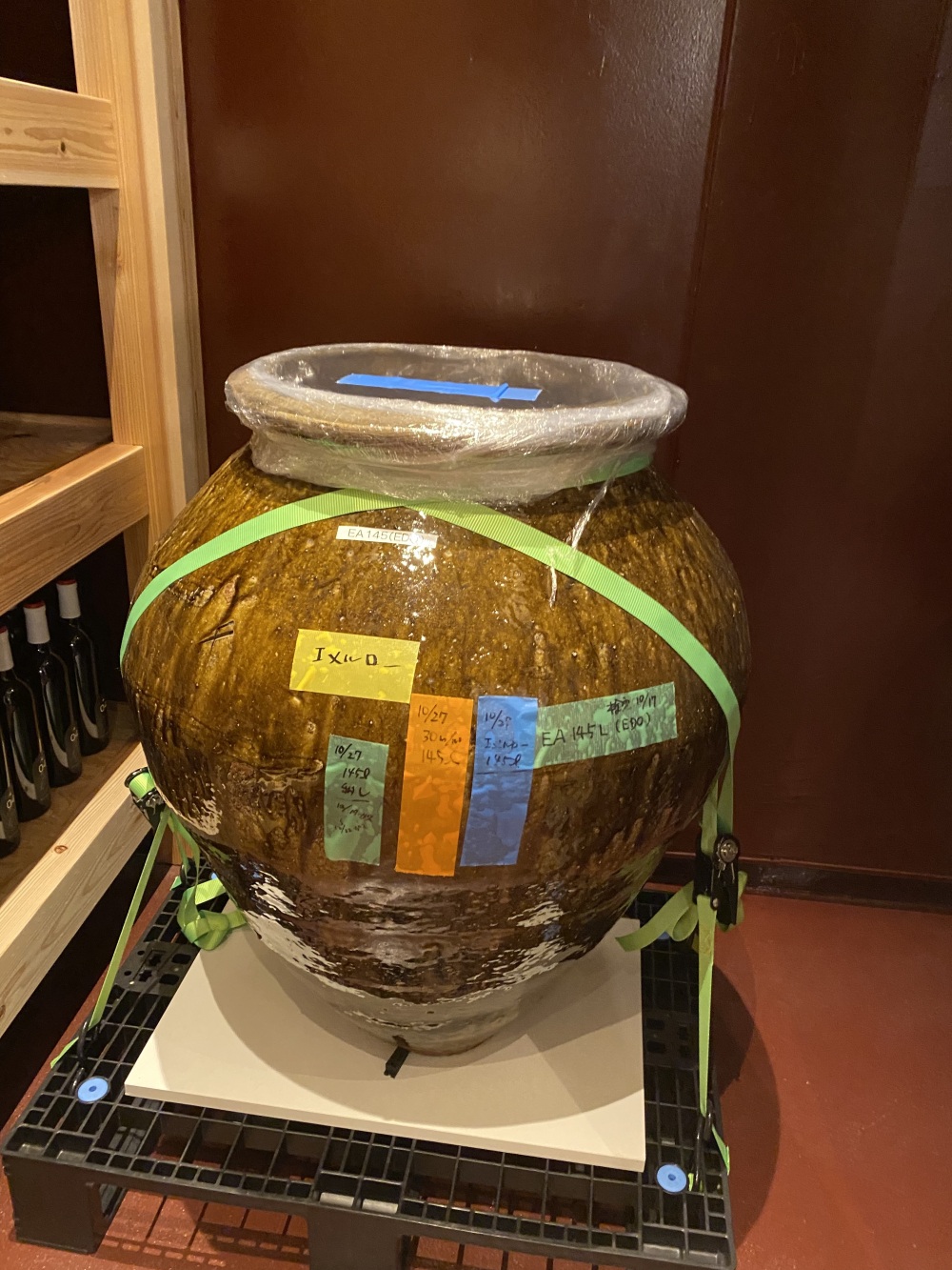 江戸時代の越前焼の壺でワインを熟成