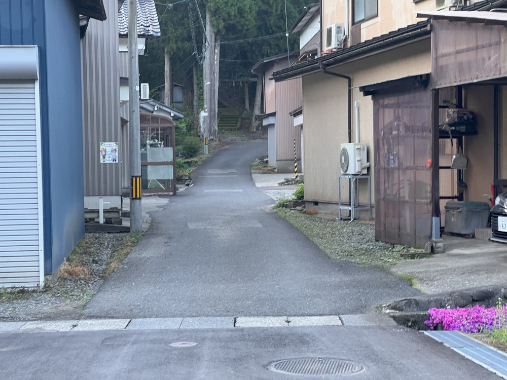 民家の間を抜けて登山口まで。