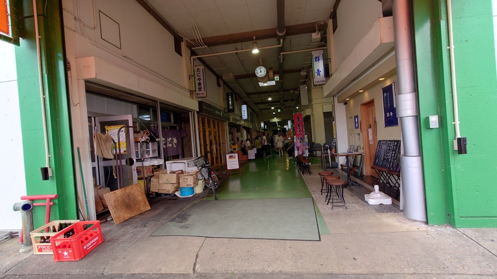 レトロな市場散策はワクワクします。いい匂いが食欲をそそる！