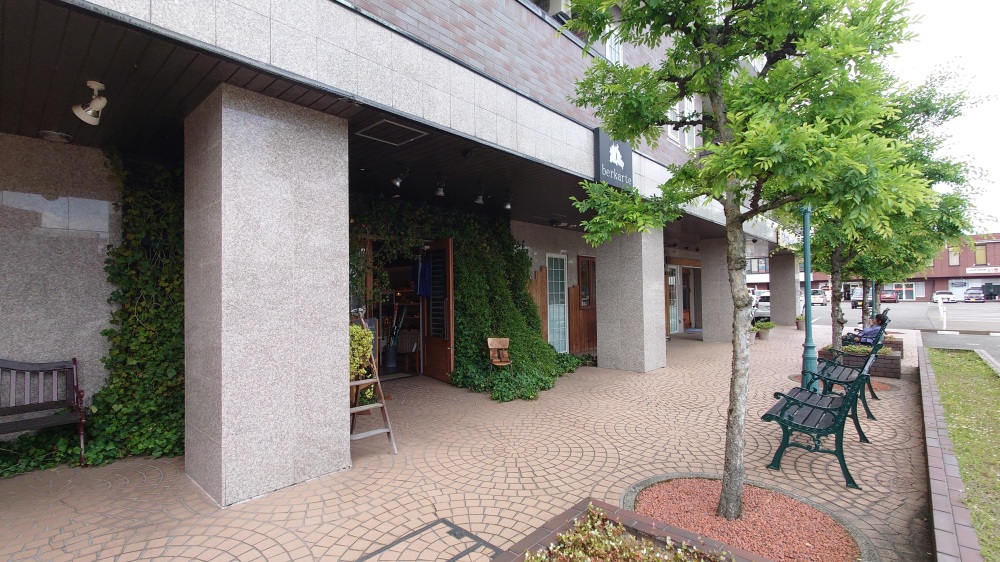 お隣には雑貨屋さんやパンやさんもありました♪