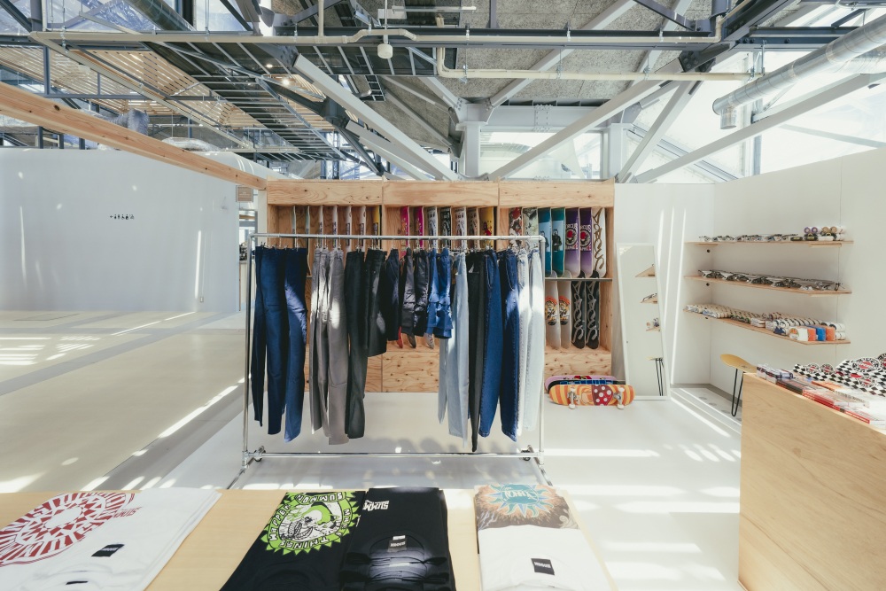 SPOT skateboard shopとその店内