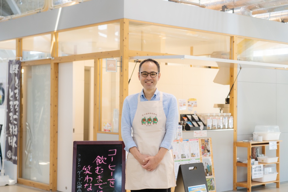 宮古島珈琲焙煎所とオーナー 友利さん