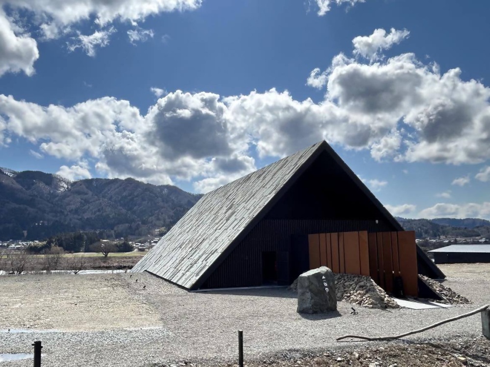 笏谷石の屋根を使った前衛的な建物