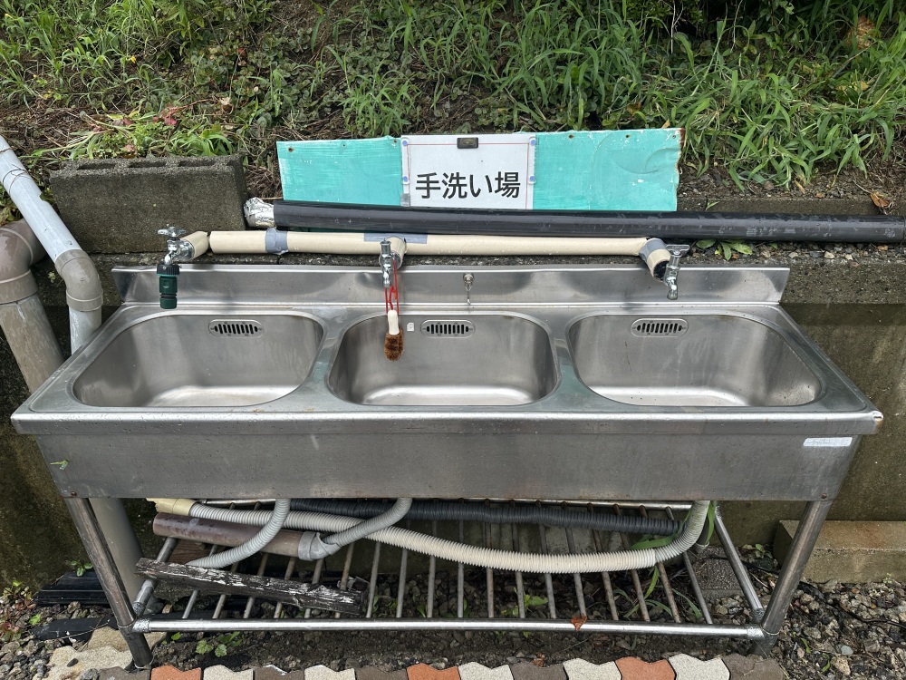 農園のすぐそばには手洗い場あり