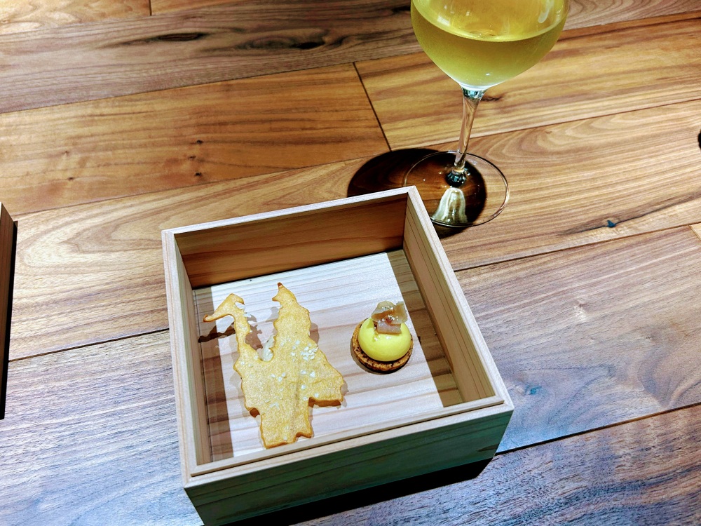 敦賀を型どったチップス、じゃがいものブランダード