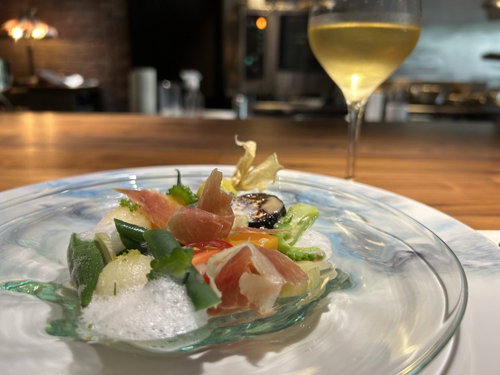 季節のサラダ、自家製生ハム