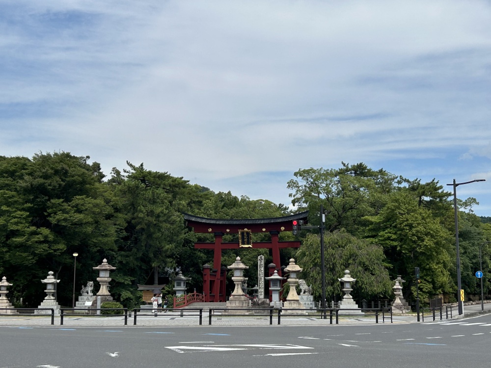 目の前には氣比神宮