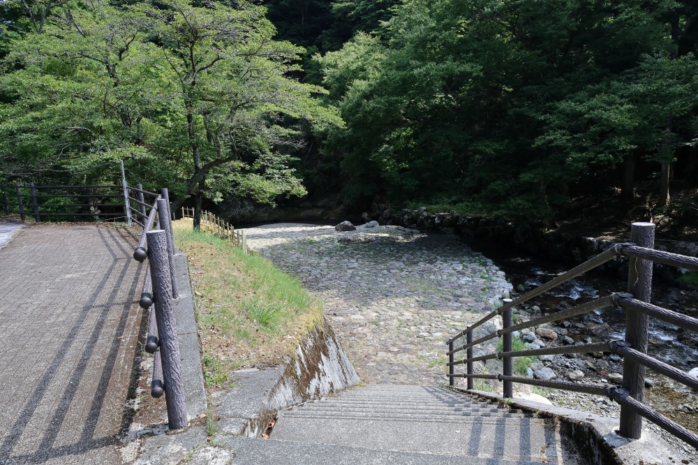 道路沿いの降り口