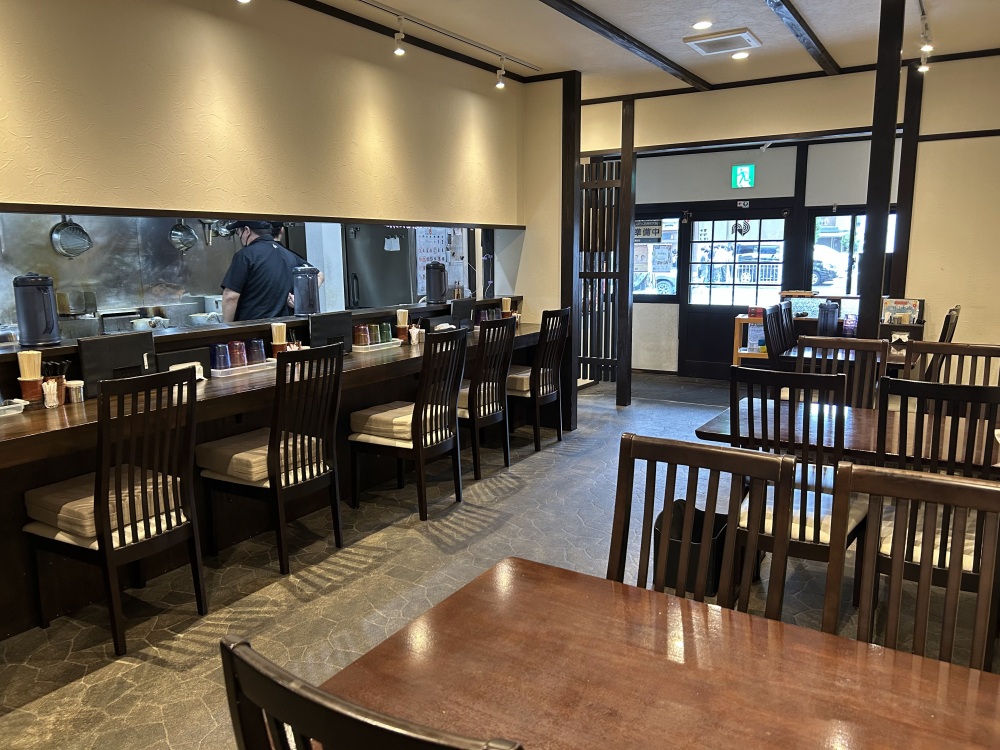 カウンターに加え、テーブル席も充分