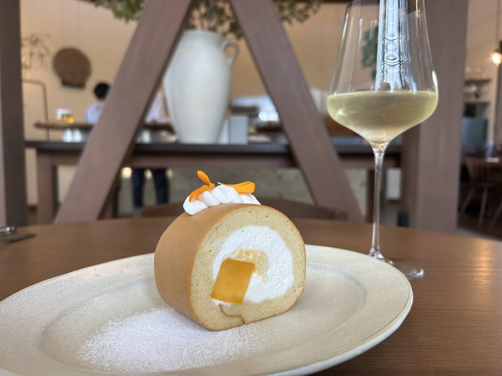 マンゴーとオレンジほんのり香る六条大麦のロールケーキ