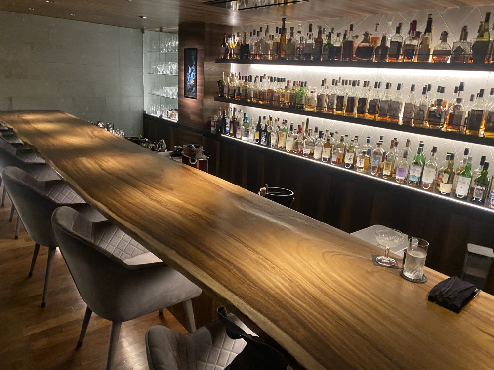 カウンターにはコンセントも有