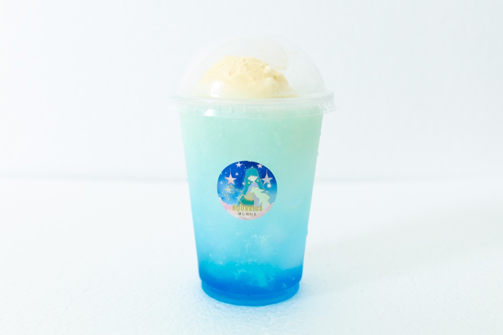 星空クリームソーダ　ぜひランタンの明かりで撮影を！