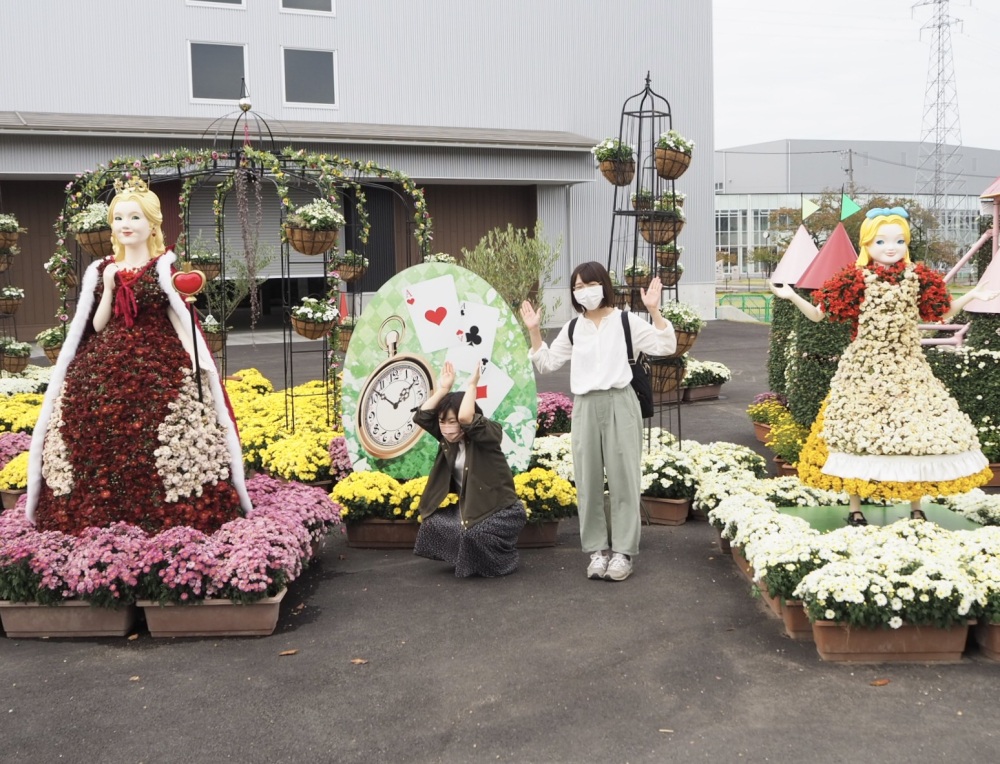 菊人形と一緒に記念撮影（過去の様子）