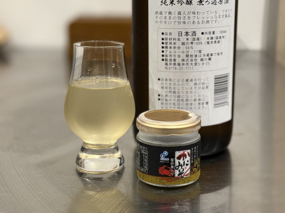 蟹味噌はこってりとしていて　辛口で濃い口の酒が合わさると旨味の相乗効果