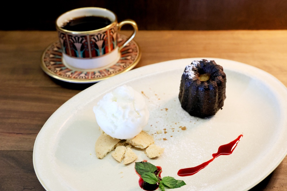 カヌレとジェラートのプレート