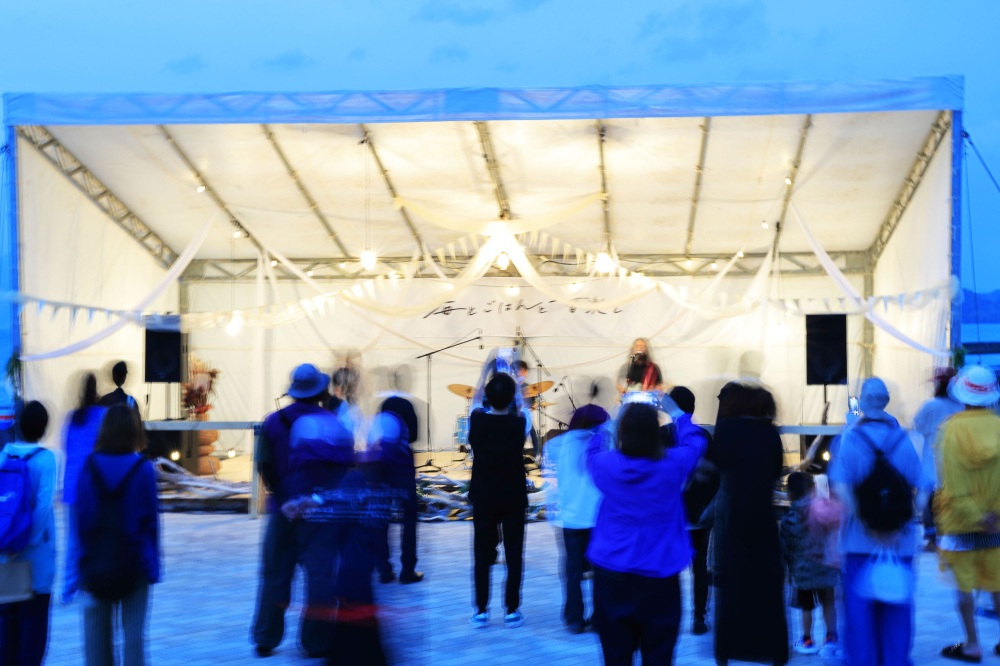 夜になるとステージは幻想的に