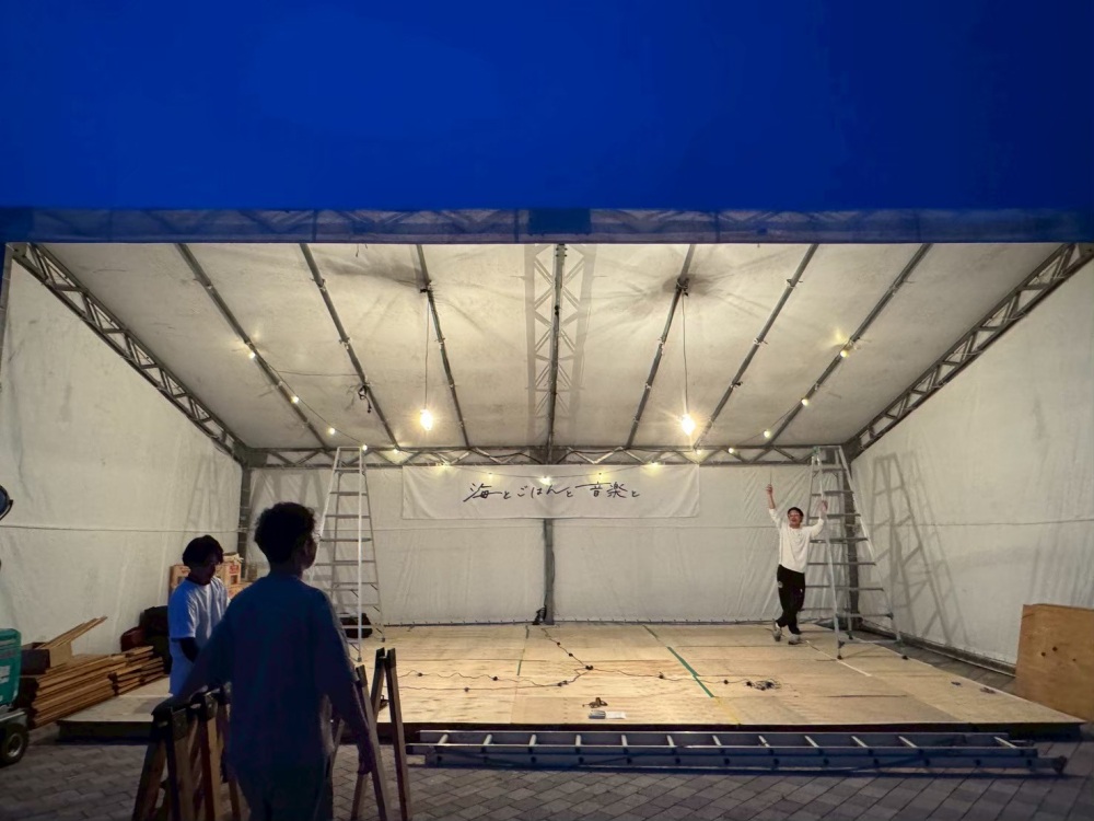 ステージ装飾も実行委員自らが手掛けます