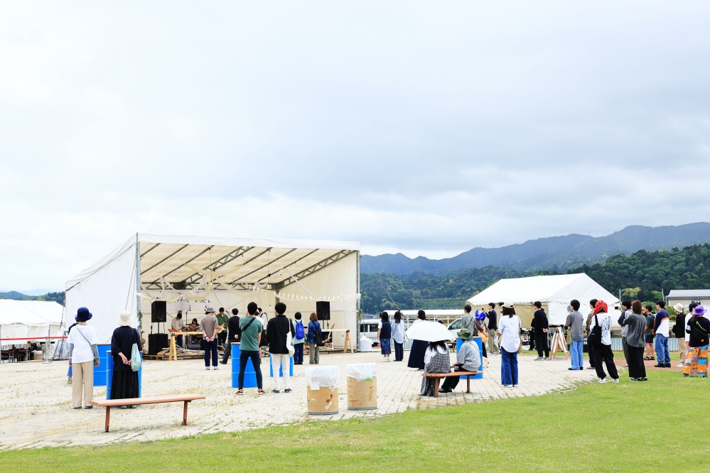 コンクリート部分がLIVEエリアですが、エリア外でも十分お楽しみいただけます