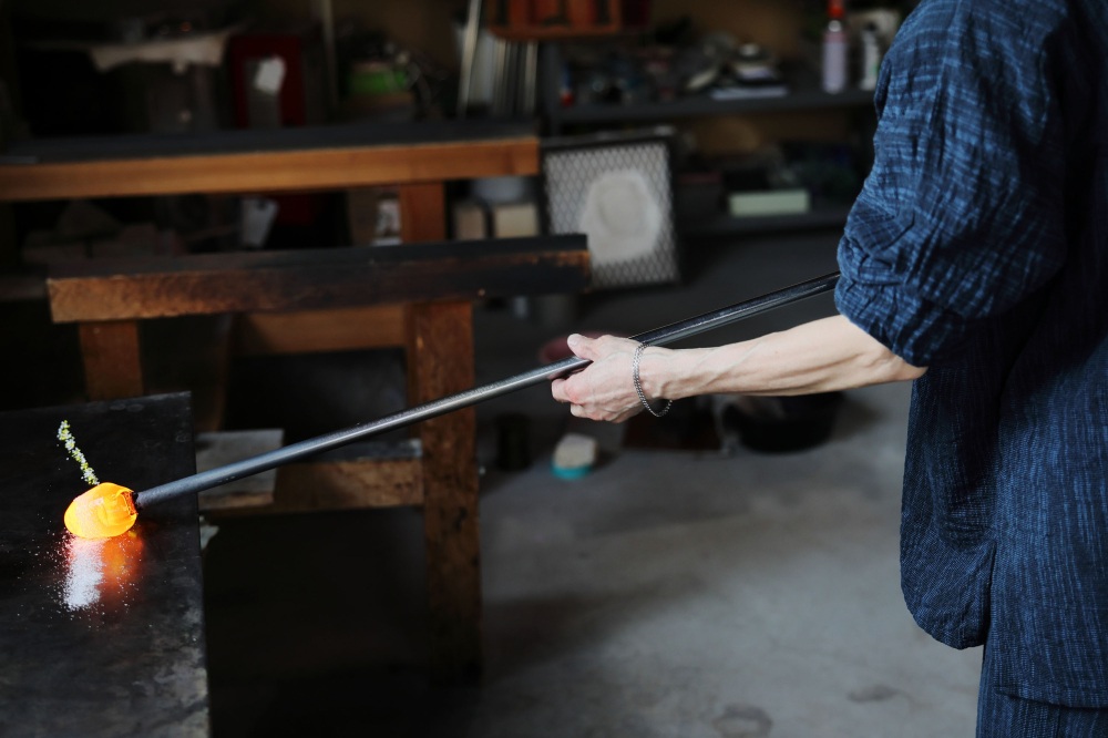 ガラスに模様を付けています。