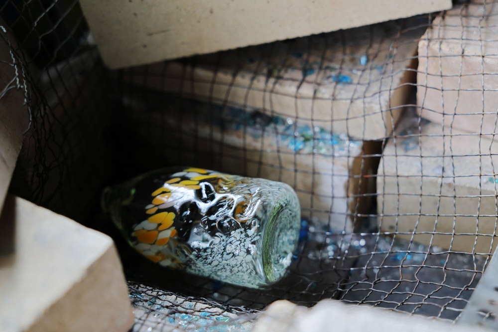 吹き竿から外したガラス